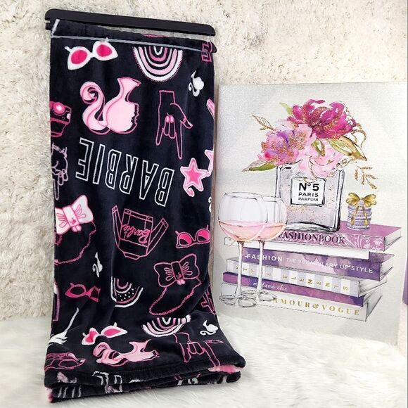 {Barbie} Plush Throw Blanket - Picture 2 of 7
